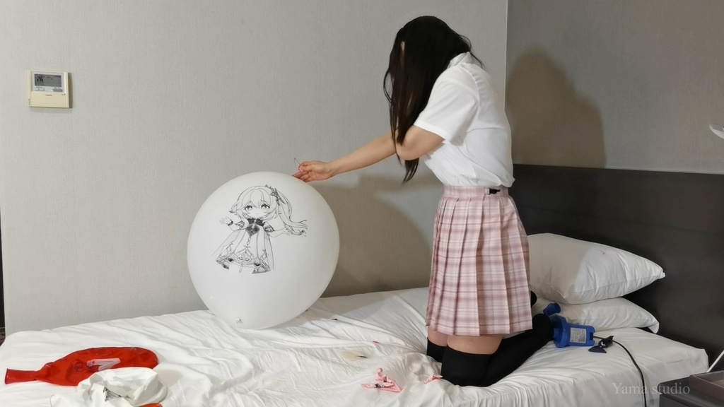 黒髪Mちゃんの巨大イラスト風船遊び&割り M-chan's big Anime balloon play & pop