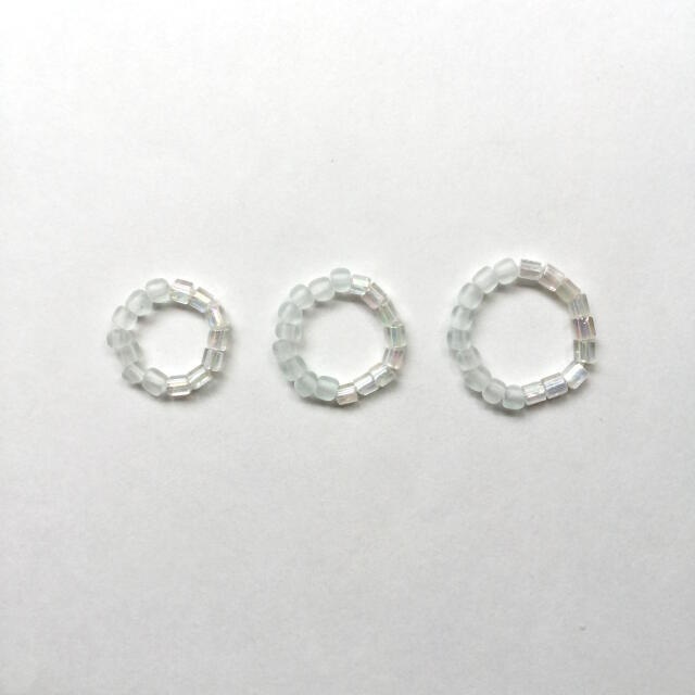 三種の耳飾りと指輪の標本箱