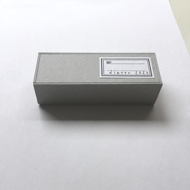 三種の耳飾りと指輪の標本箱