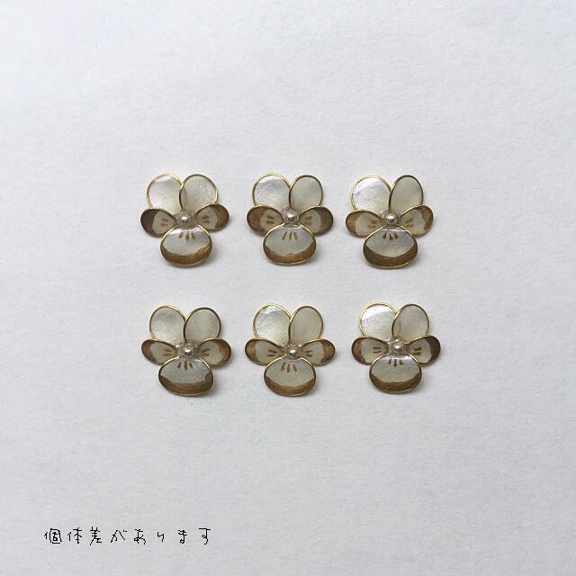 三種の耳飾りと指輪の標本箱