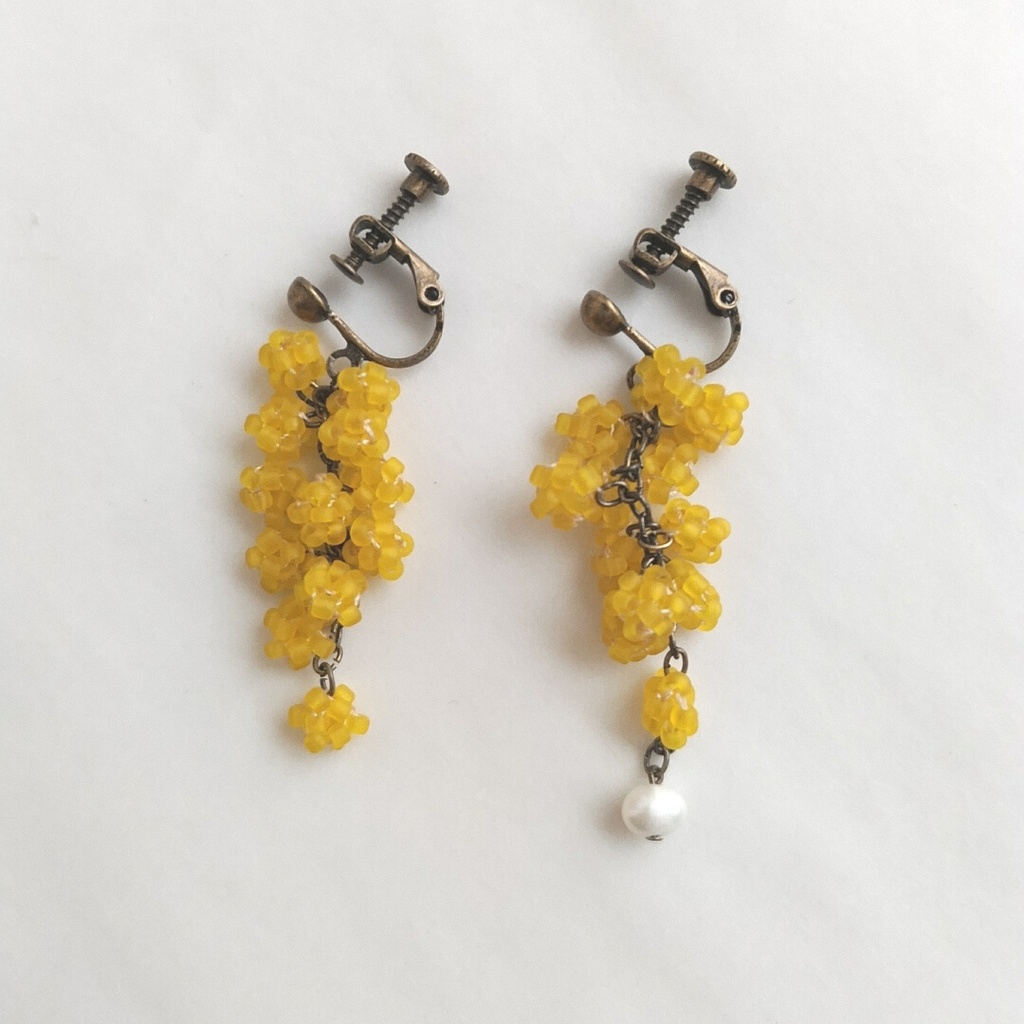 ミモザのイヤリング <ガラスビーズ+淡水パール>ピアス変更可