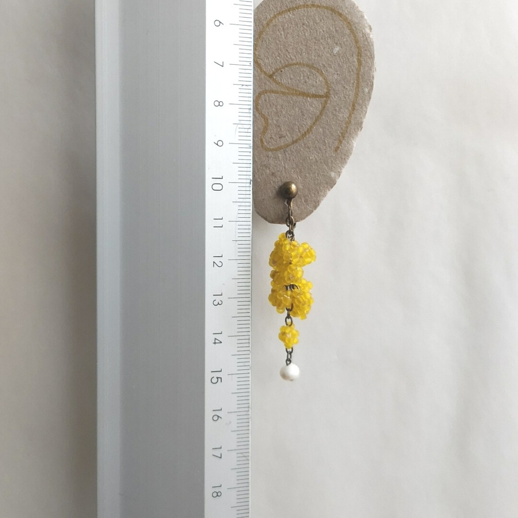 ミモザのイヤリング <ガラスビーズ+淡水パール>ピアス変更可