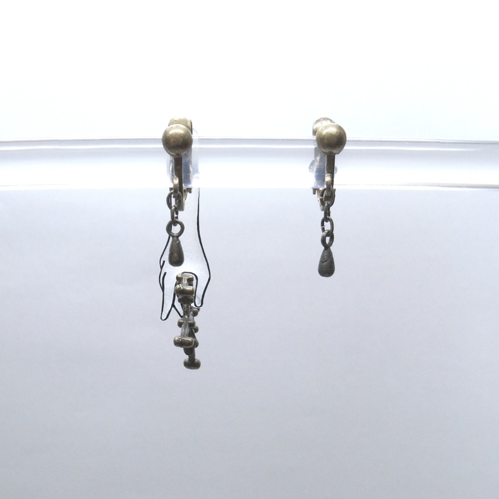 星座をつまむ《獅子座》イヤリング