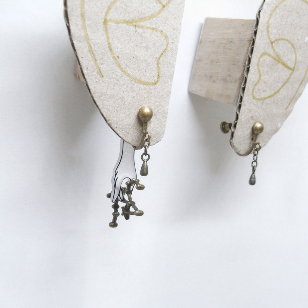 星座をつまむ《獅子座》イヤリング