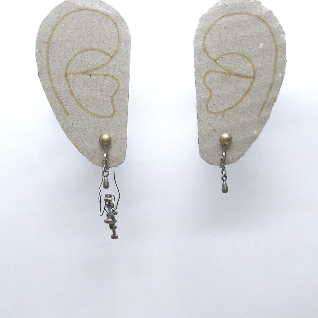 星座をつまむ《獅子座》イヤリング