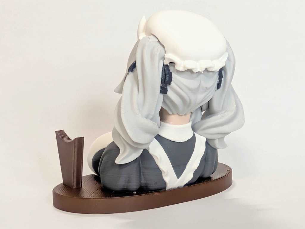 ミルティナに嫌な顔されながらペン置かせてもらうペンホルダー