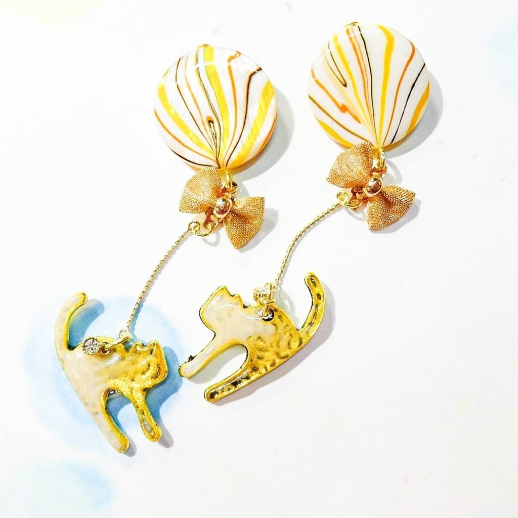 キャンディみたいな風船に乗った トラ柄の猫 ピアス イヤリング お菓子 マーブル ネコ ねこ ゆらゆら はちみつ ロイヤルハニー 黄色