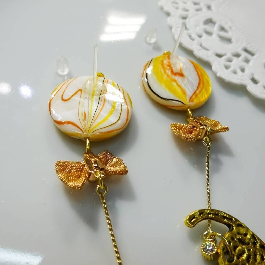 キャンディみたいな風船に乗った トラ柄の猫 ピアス イヤリング お菓子 マーブル ネコ ねこ ゆらゆら はちみつ ロイヤルハニー 黄色