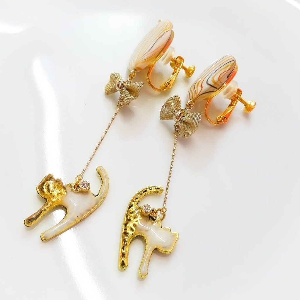 キャンディみたいな風船に乗った トラ柄の猫 ピアス イヤリング お菓子 マーブル ネコ ねこ ゆらゆら はちみつ ロイヤルハニー 黄色