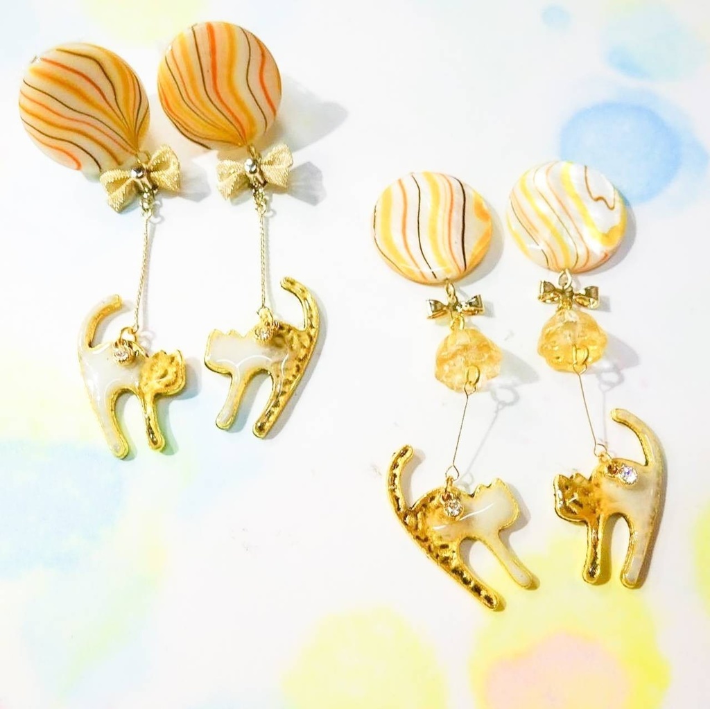 キャンディみたいな風船に乗った トラ柄の猫 ピアス イヤリング お菓子 マーブル ネコ ねこ ゆらゆら はちみつ ロイヤルハニー 黄色