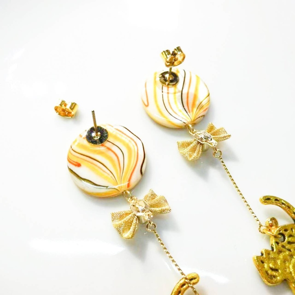 キャンディみたいな風船に乗った トラ柄の猫 ピアス イヤリング お菓子 マーブル ネコ ねこ ゆらゆら はちみつ ロイヤルハニー 黄色