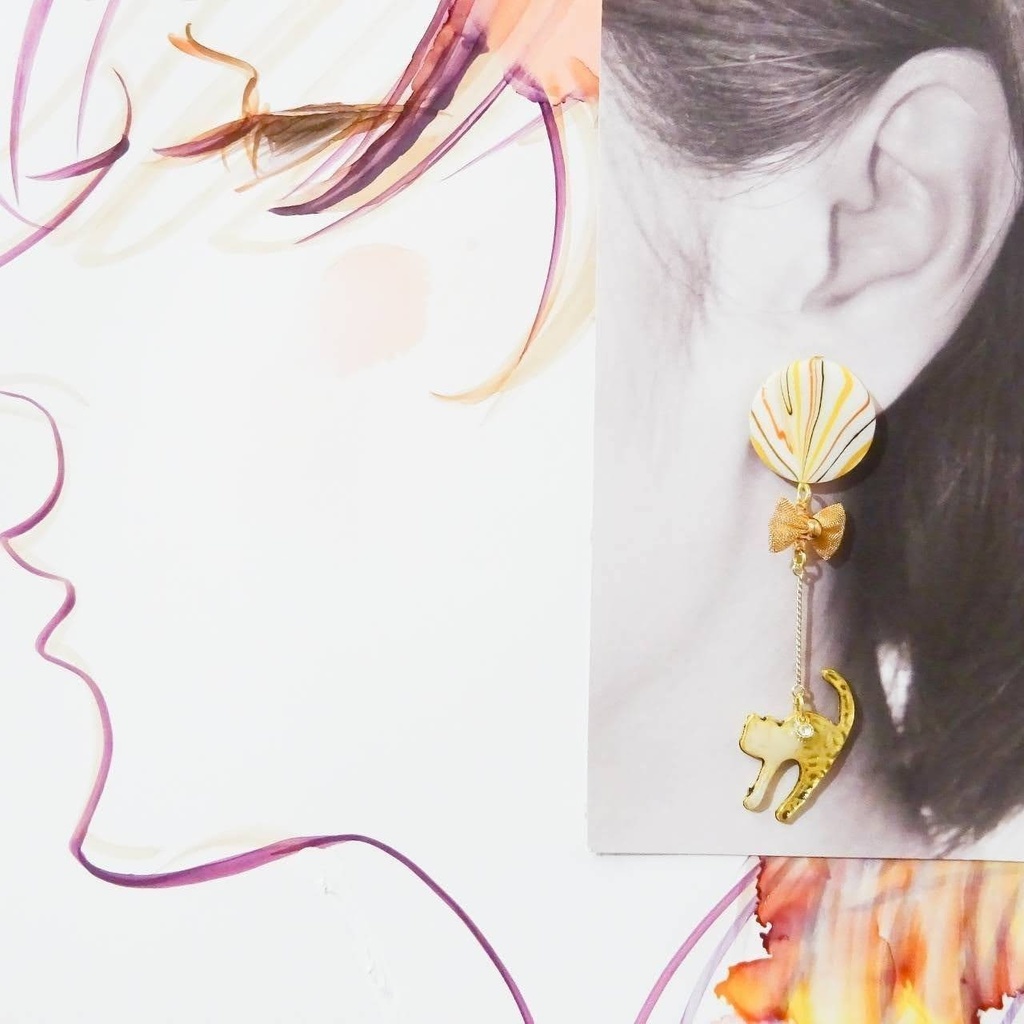 キャンディみたいな風船に乗った トラ柄の猫 ピアス イヤリング お菓子 マーブル ネコ ねこ ゆらゆら はちみつ ロイヤルハニー 黄色