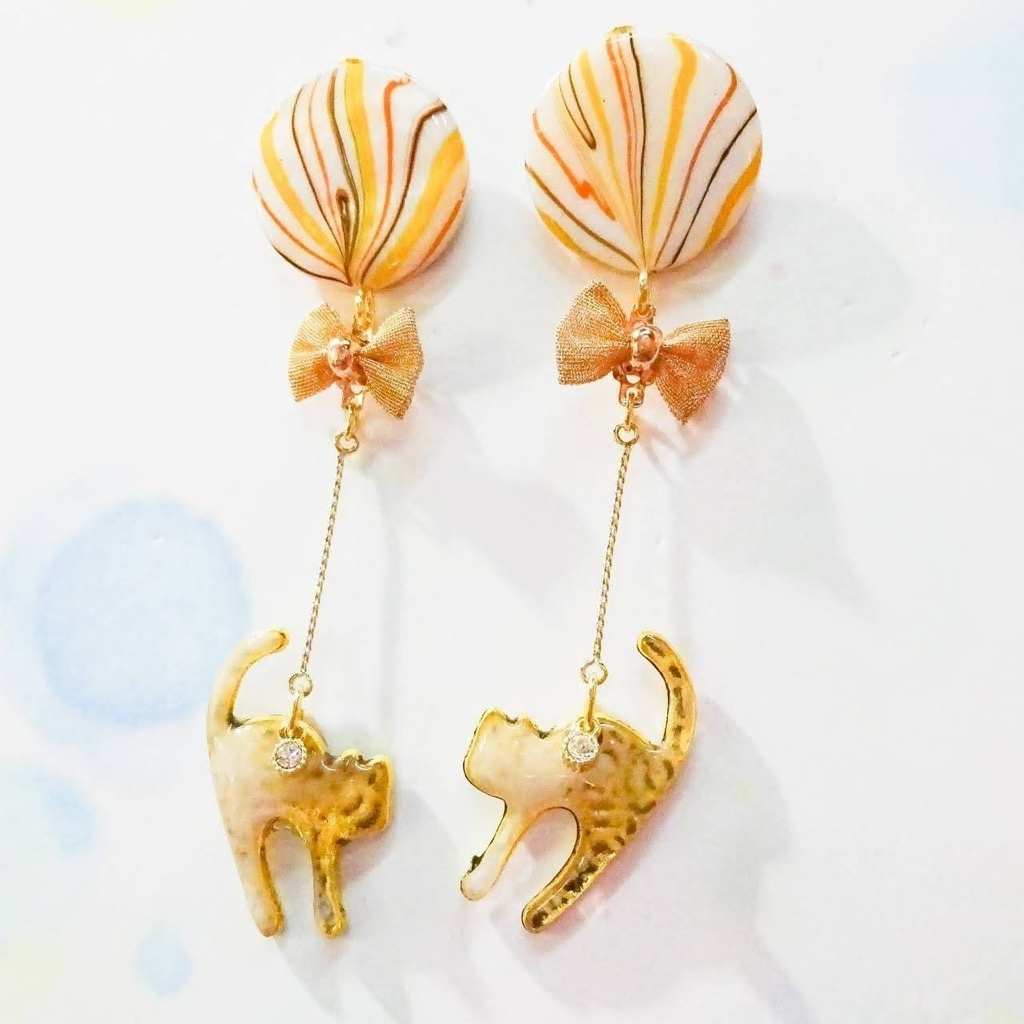 キャンディみたいな風船に乗った トラ柄の猫 ピアス イヤリング お菓子 マーブル ネコ ねこ ゆらゆら はちみつ ロイヤルハニー 黄色