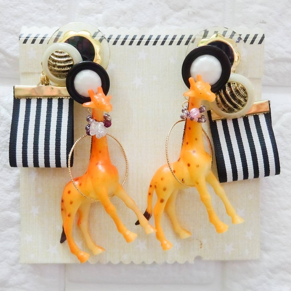 キリン・ ア ラ モード (à la mode) モノトーン ピアス イヤリング きりん アニマル レトロボタン ストライプ 動物