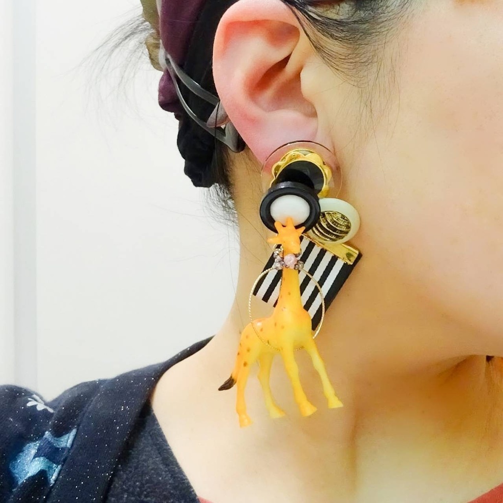 キリン・ ア ラ モード (à la mode) モノトーン ピアス イヤリング きりん アニマル レトロボタン ストライプ 動物