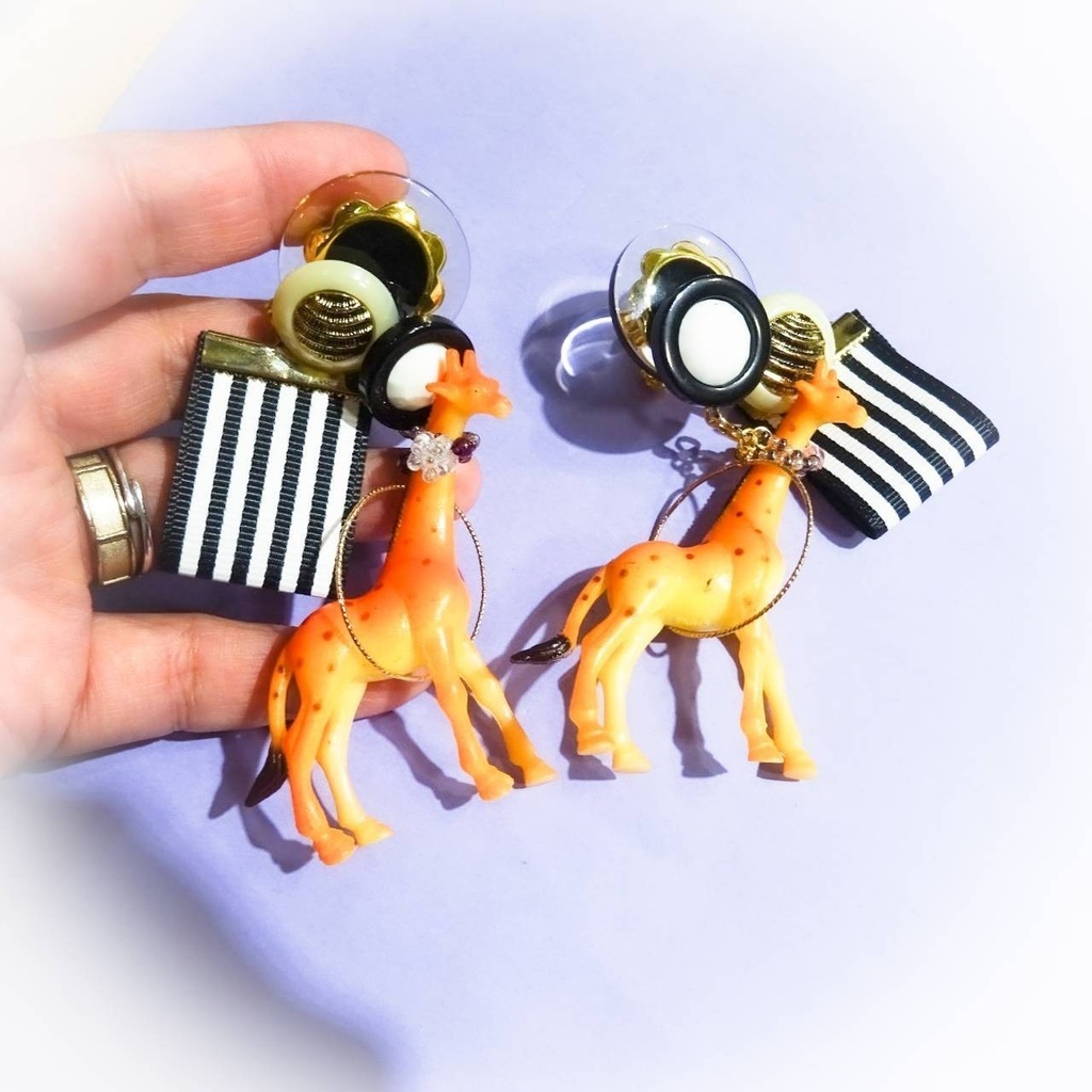 キリン・ ア ラ モード (à la mode) モノトーン ピアス イヤリング きりん アニマル レトロボタン ストライプ 動物