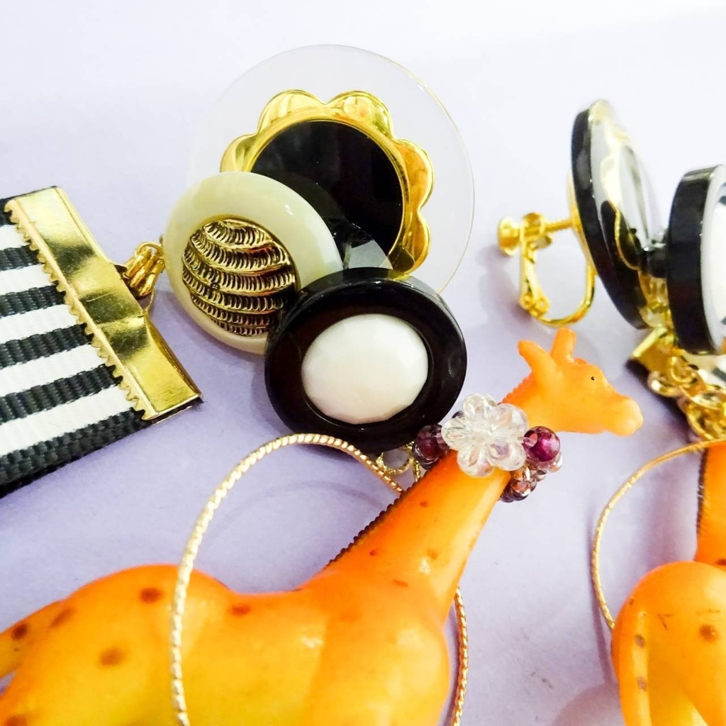 キリン・ ア ラ モード (à la mode) モノトーン ピアス イヤリング きりん アニマル レトロボタン ストライプ 動物