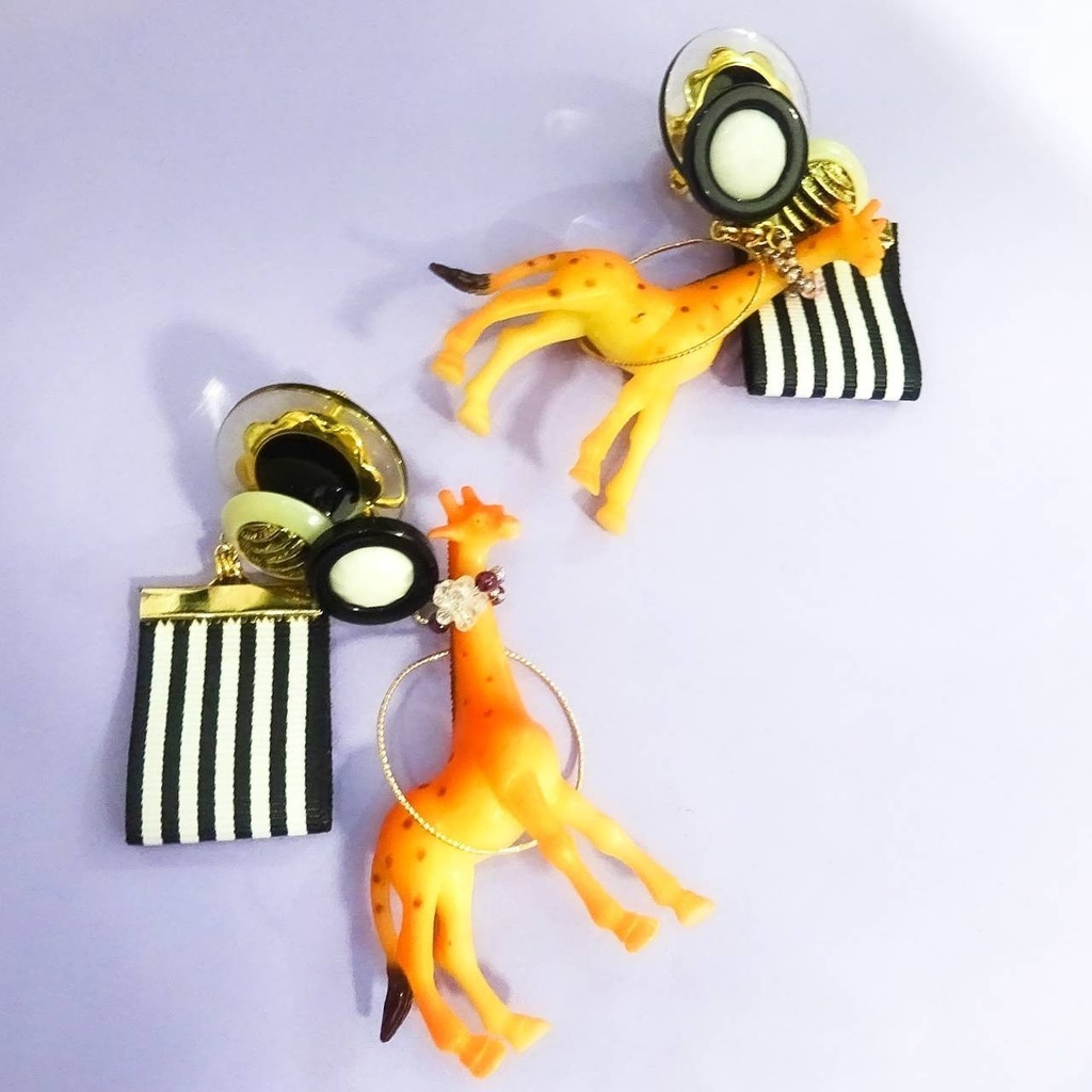 キリン・ ア ラ モード (à la mode) モノトーン ピアス イヤリング きりん アニマル レトロボタン ストライプ 動物