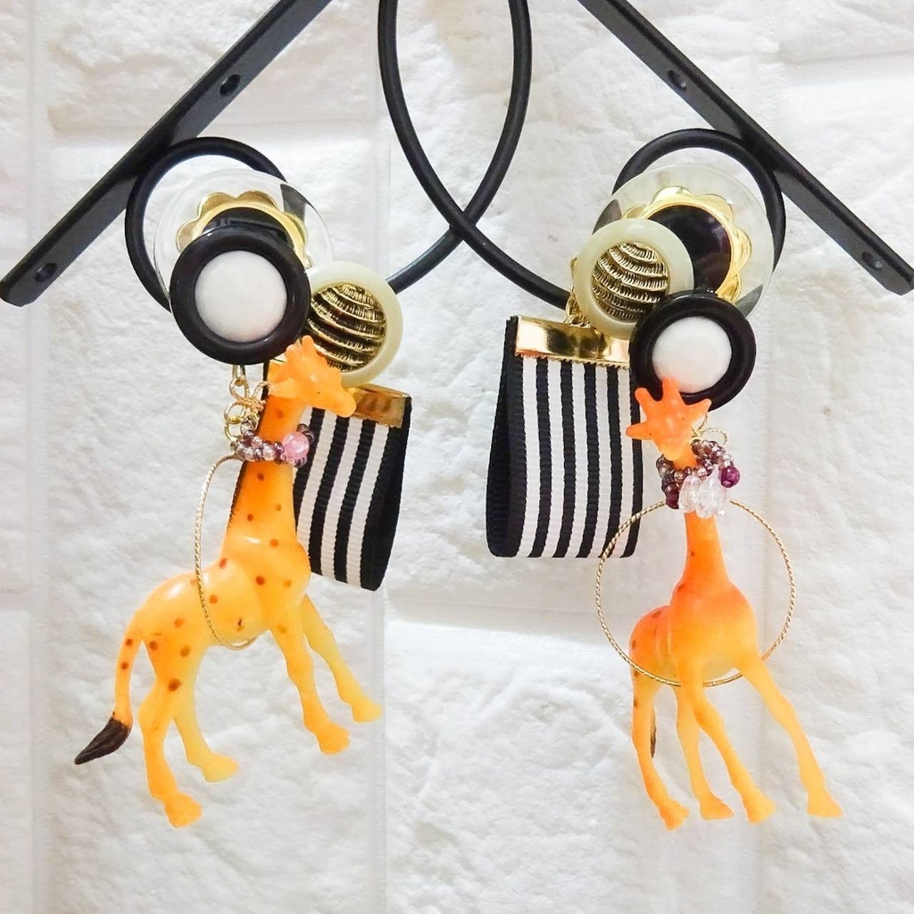キリン・ ア ラ モード (à la mode) モノトーン ピアス イヤリング きりん アニマル レトロボタン ストライプ 動物