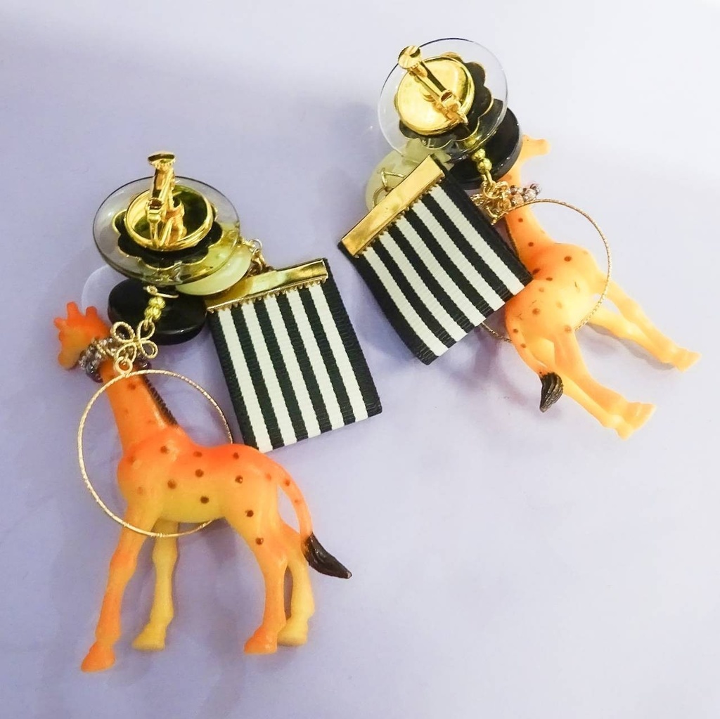 キリン・ ア ラ モード (à la mode) モノトーン ピアス イヤリング きりん アニマル レトロボタン ストライプ 動物