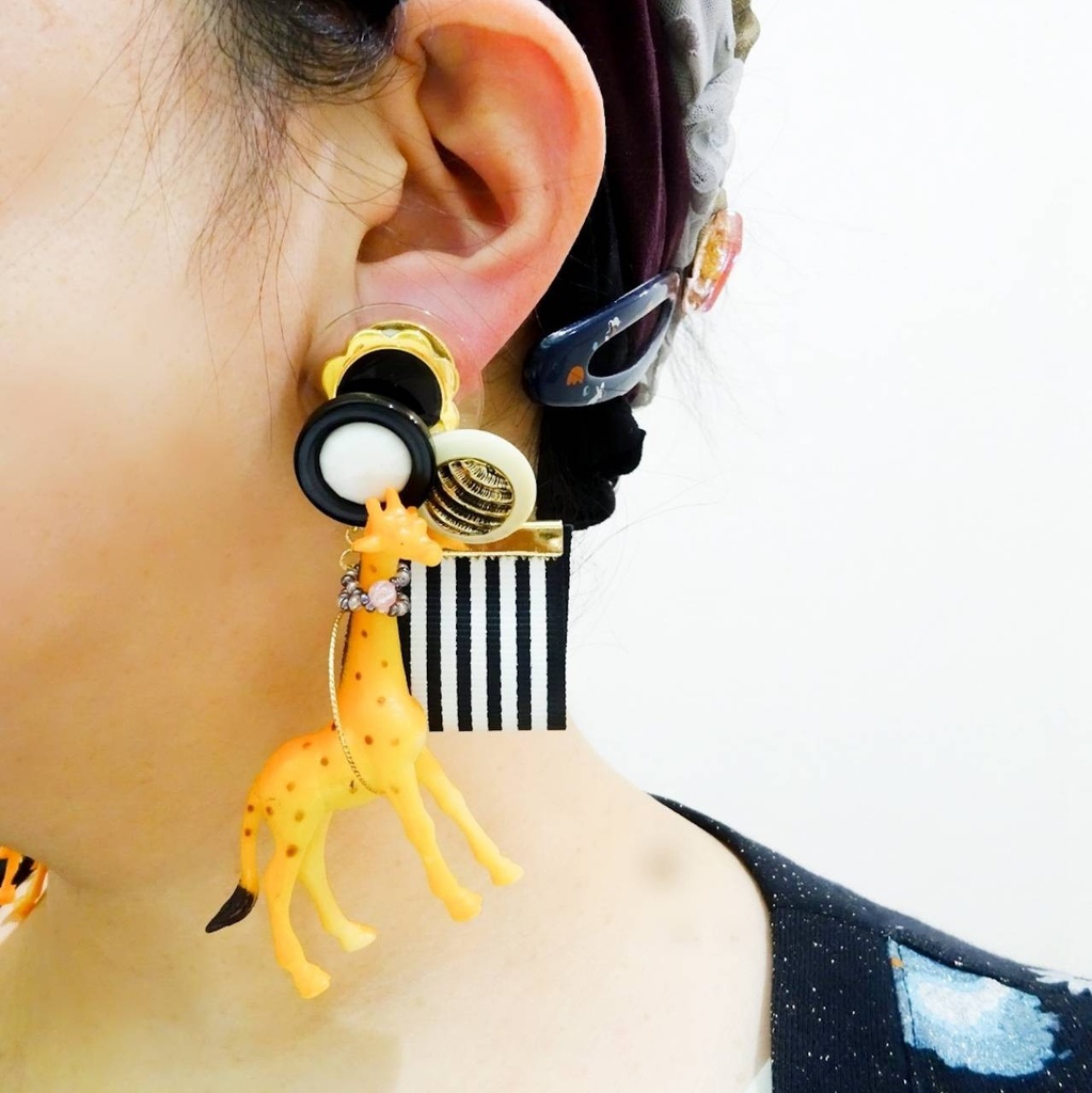 キリン・ ア ラ モード (à la mode) モノトーン ピアス イヤリング きりん アニマル レトロボタン ストライプ 動物