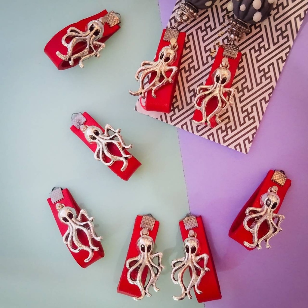 宇宙から来た うねうねタコさん 真っ赤な本革タッセル 水玉 ピアス イヤリング クローム シルバー 赤 ドット 宇宙人