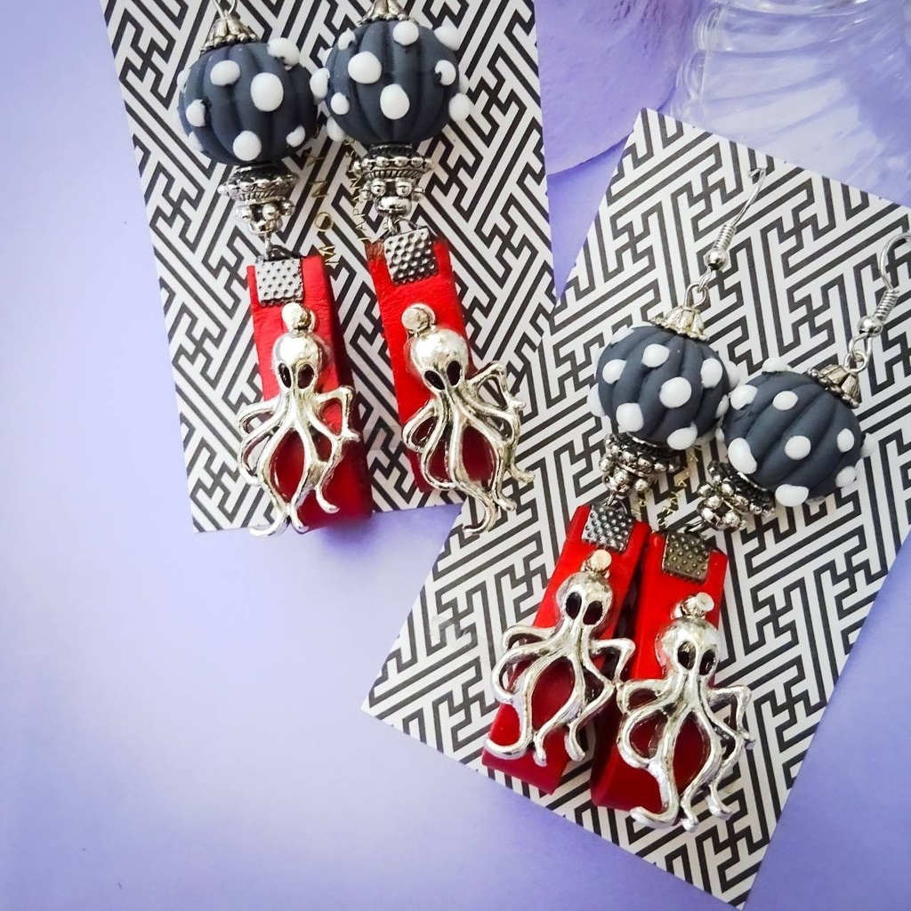 宇宙から来た うねうねタコさん 真っ赤な本革タッセル 水玉 ピアス イヤリング クローム シルバー 赤 ドット 宇宙人