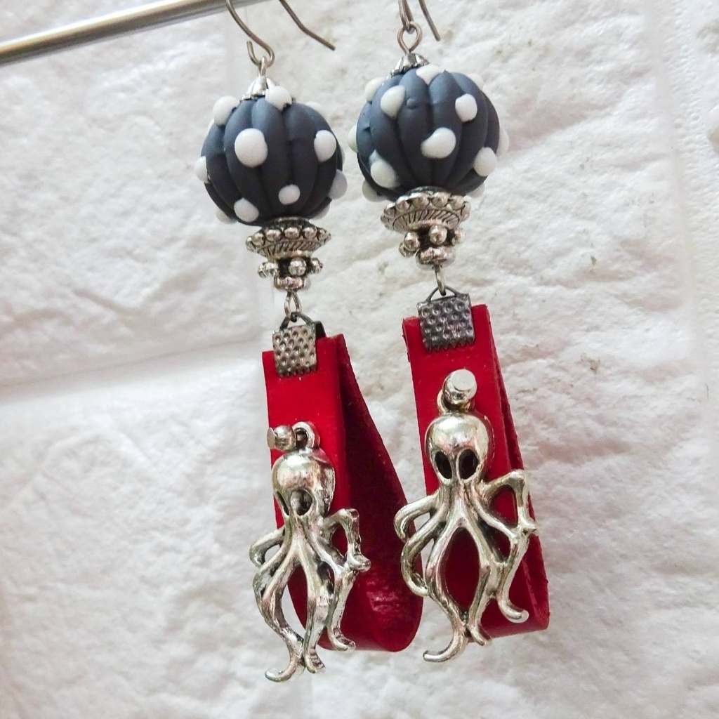 宇宙から来た うねうねタコさん 真っ赤な本革タッセル 水玉 ピアス イヤリング クローム シルバー 赤 ドット 宇宙人