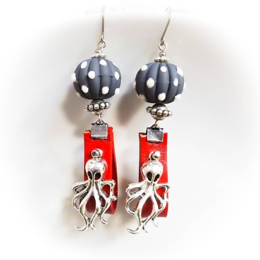 宇宙から来た うねうねタコさん 真っ赤な本革タッセル 水玉 ピアス イヤリング クローム シルバー 赤 ドット 宇宙人