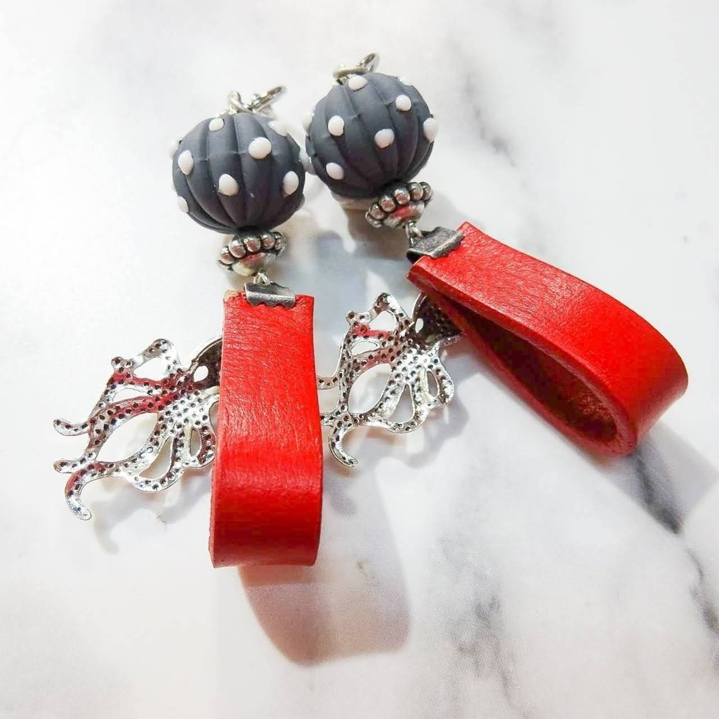 宇宙から来た うねうねタコさん 真っ赤な本革タッセル 水玉 ピアス イヤリング クローム シルバー 赤 ドット 宇宙人