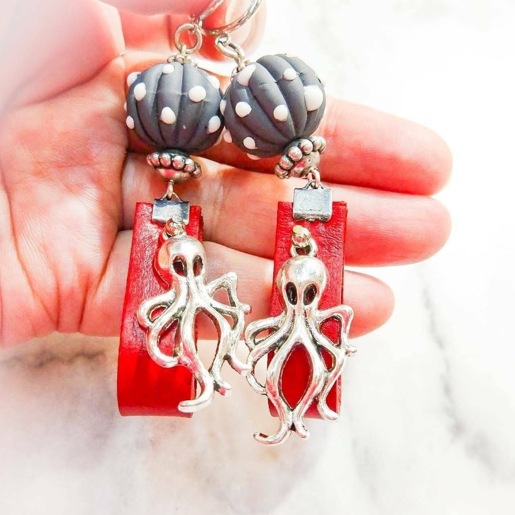 宇宙から来た うねうねタコさん 真っ赤な本革タッセル 水玉 ピアス イヤリング クローム シルバー 赤 ドット 宇宙人