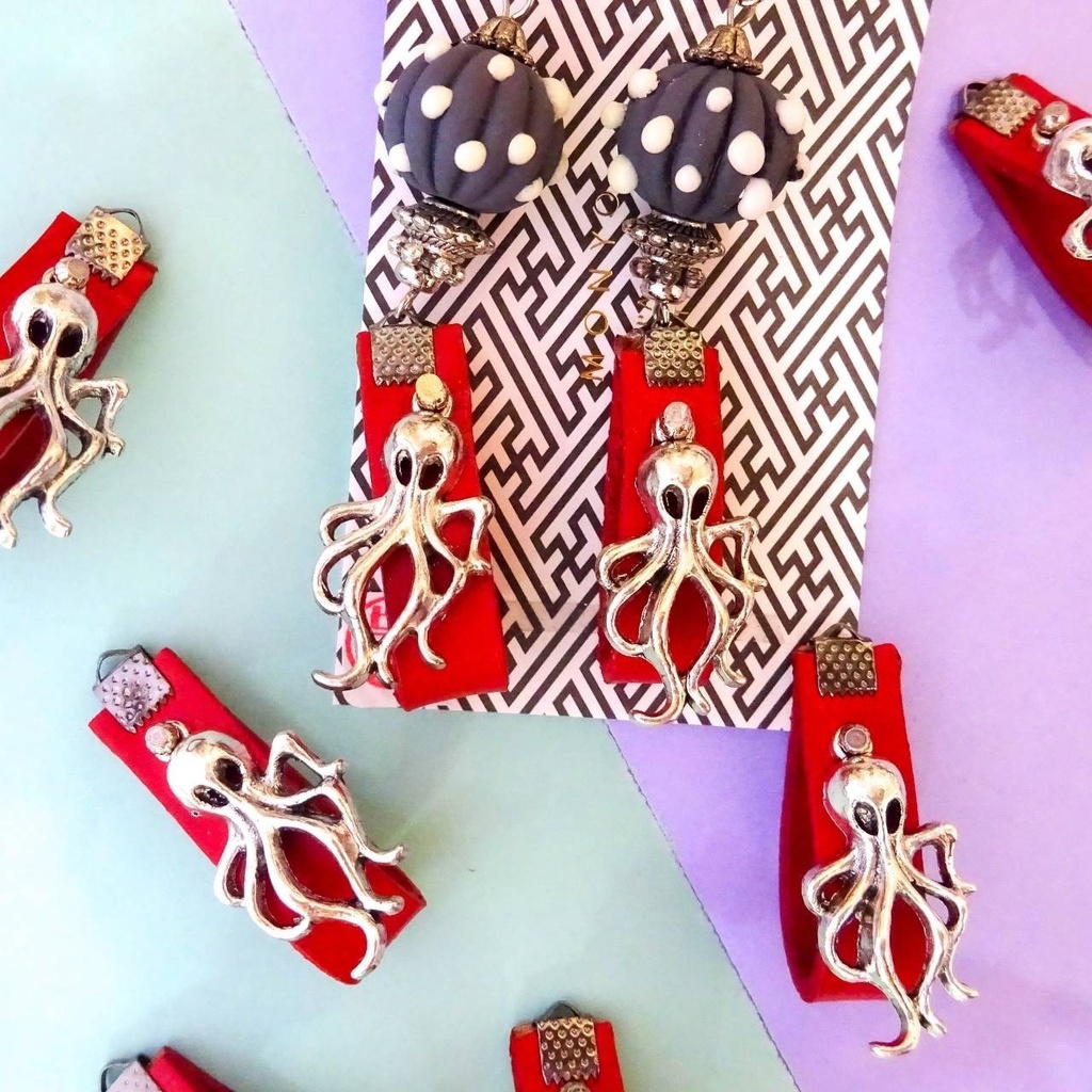 宇宙から来た うねうねタコさん 真っ赤な本革タッセル 水玉 ピアス イヤリング クローム シルバー 赤 ドット 宇宙人