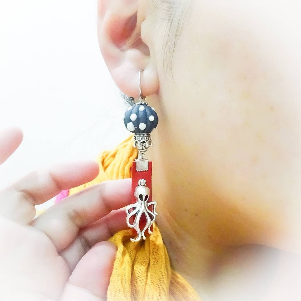 宇宙から来た うねうねタコさん 真っ赤な本革タッセル 水玉 ピアス イヤリング クローム シルバー 赤 ドット 宇宙人