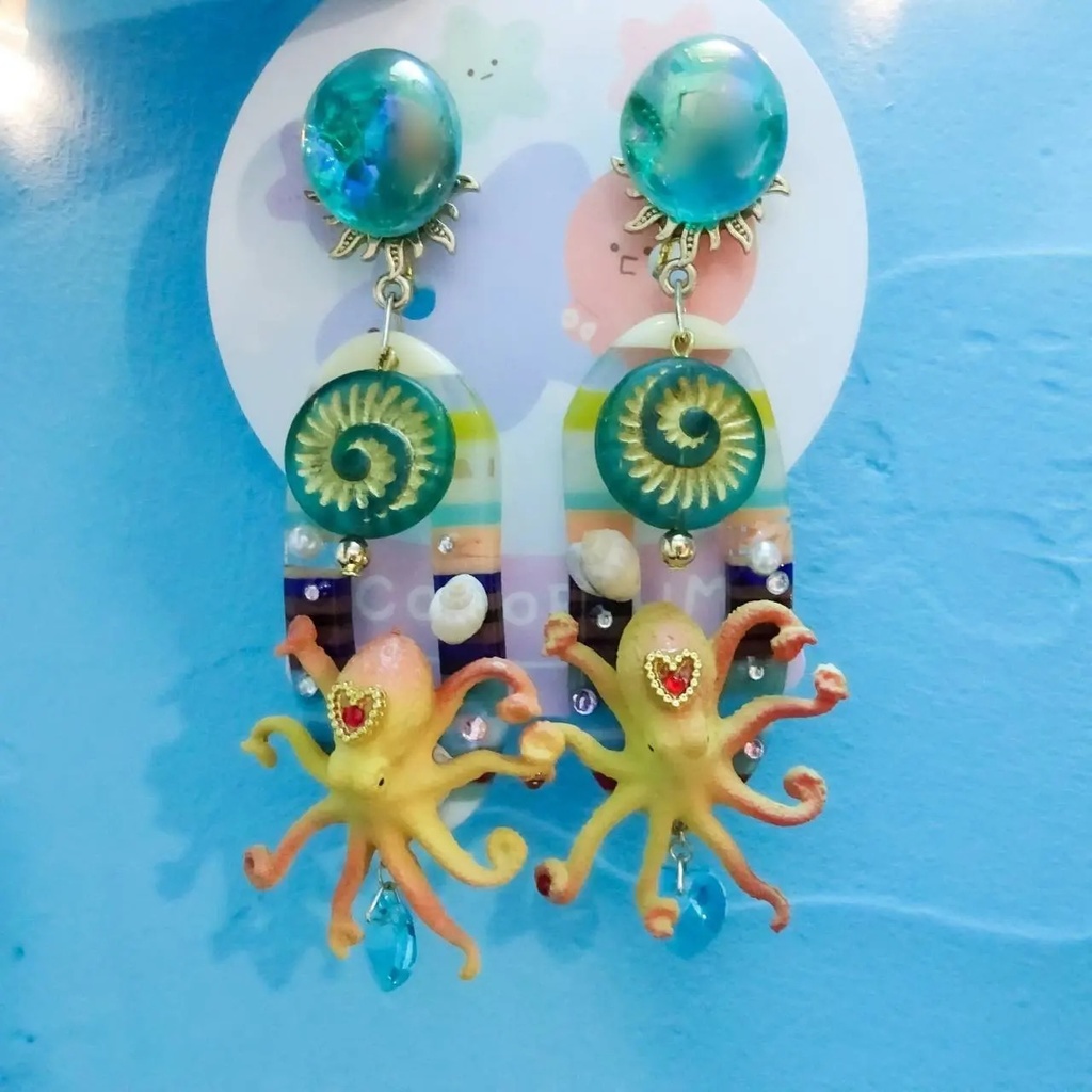 ターコイズブルーの踊るタコの　サマー　ピアス　イヤリング　オクトパス　海　summer　生き物　海の生き物