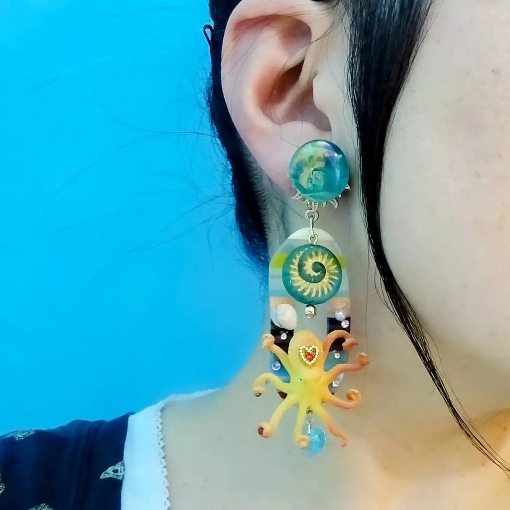 ターコイズブルーの踊るタコの サマー ピアス イヤリング オクトパス 海 summer 生き物 海の生き物