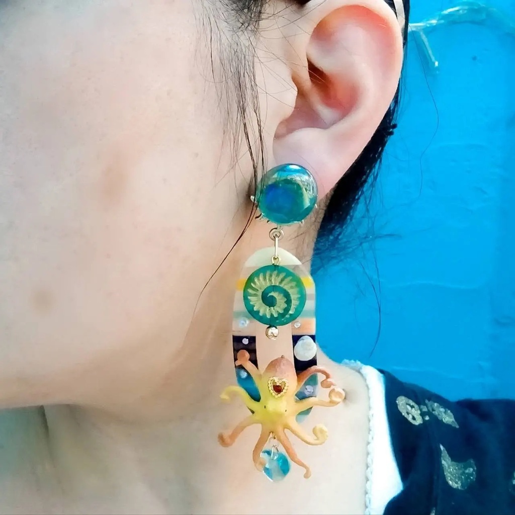 ターコイズブルーの踊るタコの サマー ピアス イヤリング オクトパス 海 summer 生き物 海の生き物