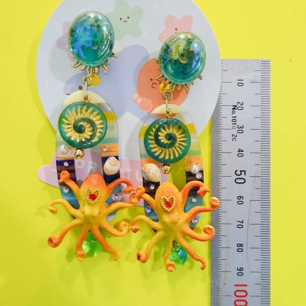 ターコイズブルーの踊るタコの サマー ピアス イヤリング オクトパス 海 summer 生き物 海の生き物