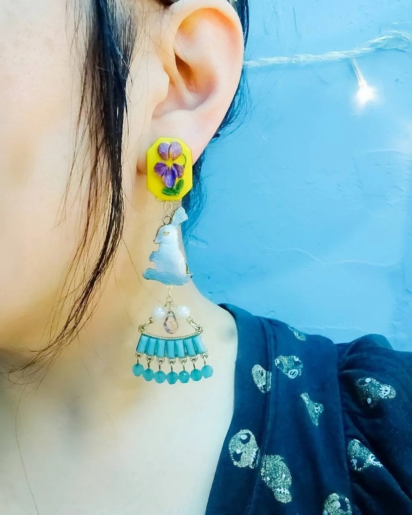 七宝焼 蝶々とウサギのアンティークな耳飾り ピアス イヤリング チェコ ガラスボタン ブリキ ターコイズブルー