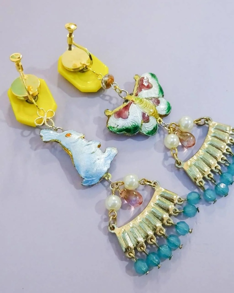 七宝焼 蝶々とウサギのアンティークな耳飾り ピアス イヤリング チェコ ガラスボタン ブリキ ターコイズブルー