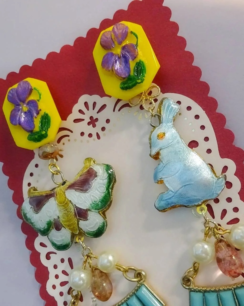 七宝焼 蝶々とウサギのアンティークな耳飾り ピアス イヤリング チェコ ガラスボタン ブリキ ターコイズブルー
