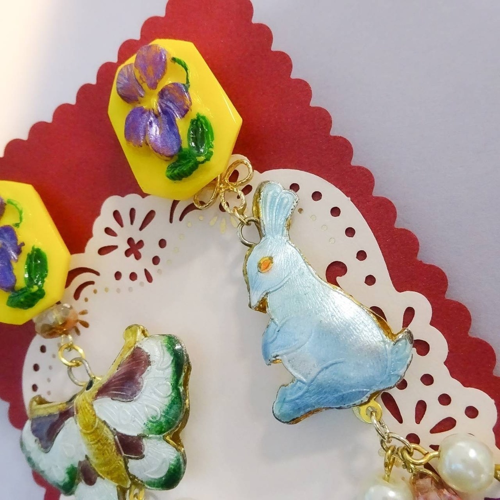 七宝焼 蝶々とウサギのアンティークな耳飾り ピアス イヤリング チェコ ガラスボタン ブリキ ターコイズブルー