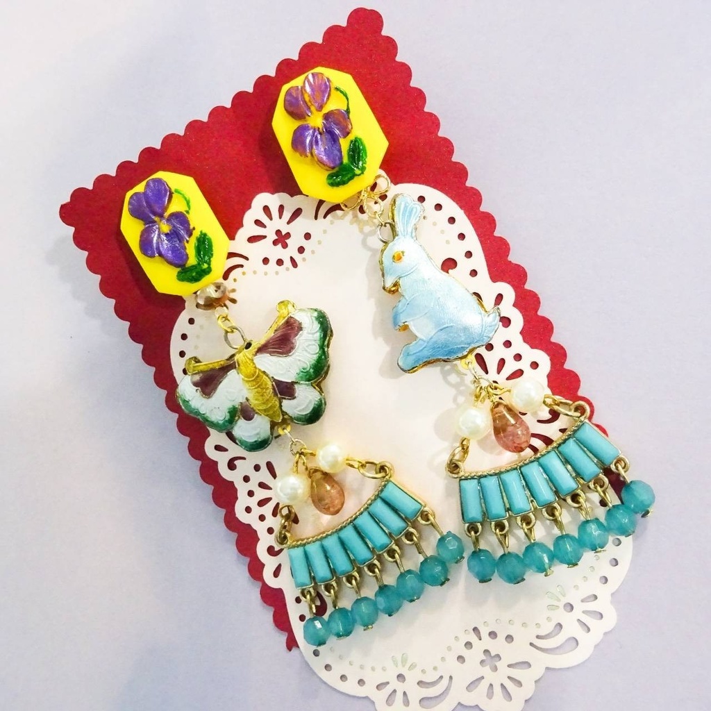 七宝焼 蝶々とウサギのアンティークな耳飾り ピアス イヤリング チェコ ガラスボタン ブリキ ターコイズブルー