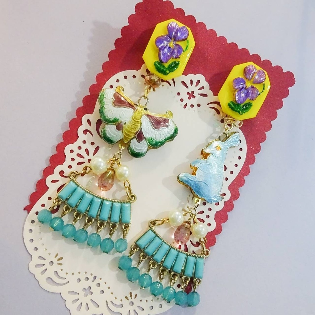 七宝焼 蝶々とウサギのアンティークな耳飾り ピアス イヤリング チェコ ガラスボタン ブリキ ターコイズブルー