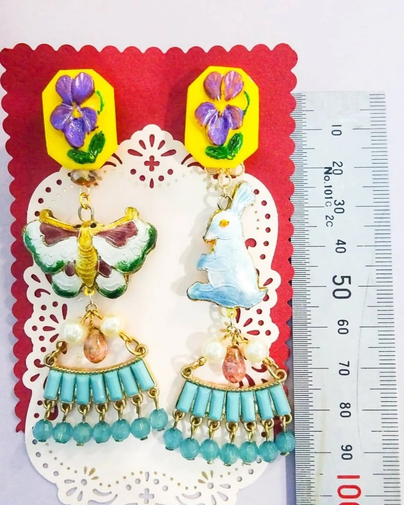 七宝焼 蝶々とウサギのアンティークな耳飾り ピアス イヤリング チェコ ガラスボタン ブリキ ターコイズブルー