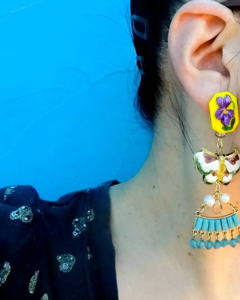 七宝焼 蝶々とウサギのアンティークな耳飾り ピアス イヤリング チェコ ガラスボタン ブリキ ターコイズブルー