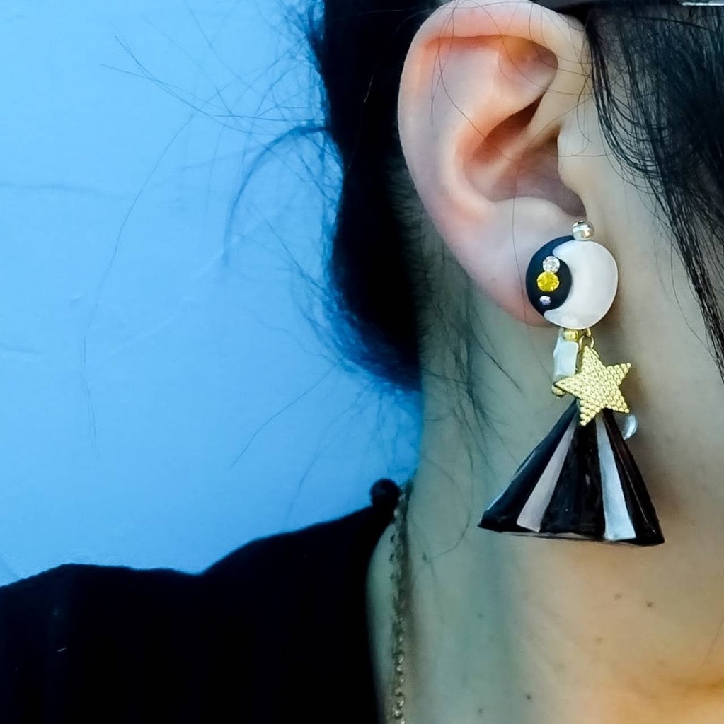 マザーオブパールの月と星のサーカス Blackテント クリスタルクレイとシェルの ピアス イヤリング