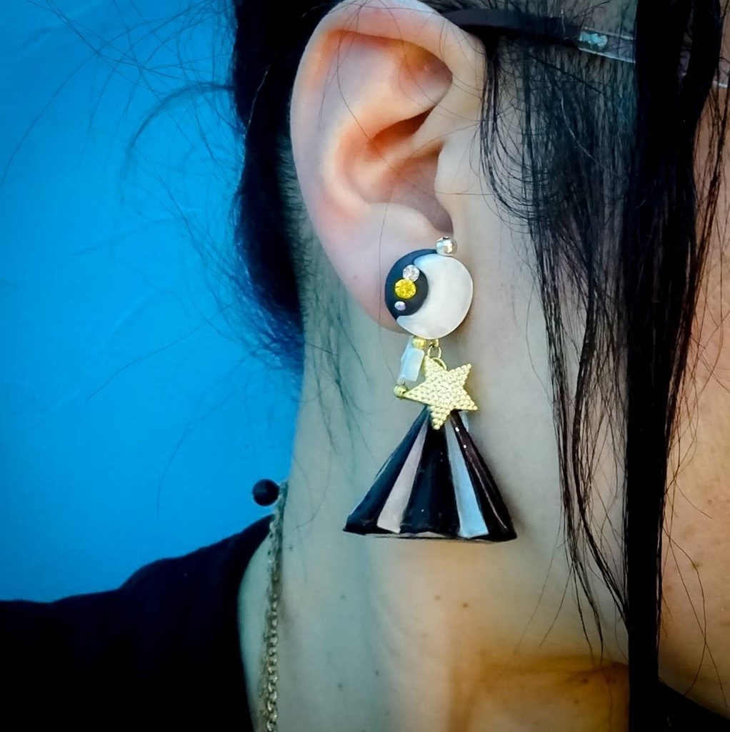 マザーオブパールの月と星のサーカス Blackテント クリスタルクレイとシェルの ピアス イヤリング