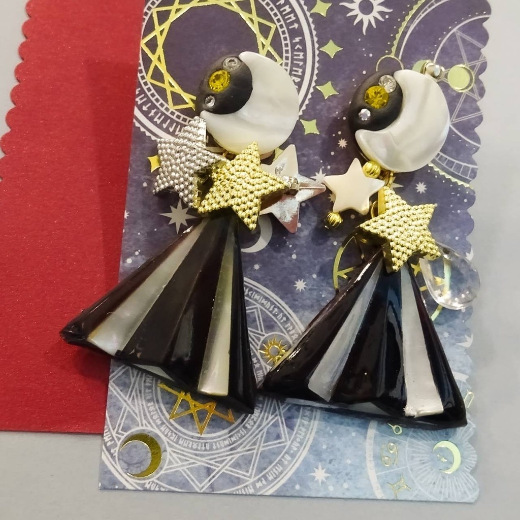 マザーオブパールの月と星のサーカス Blackテント クリスタルクレイとシェルの ピアス イヤリング