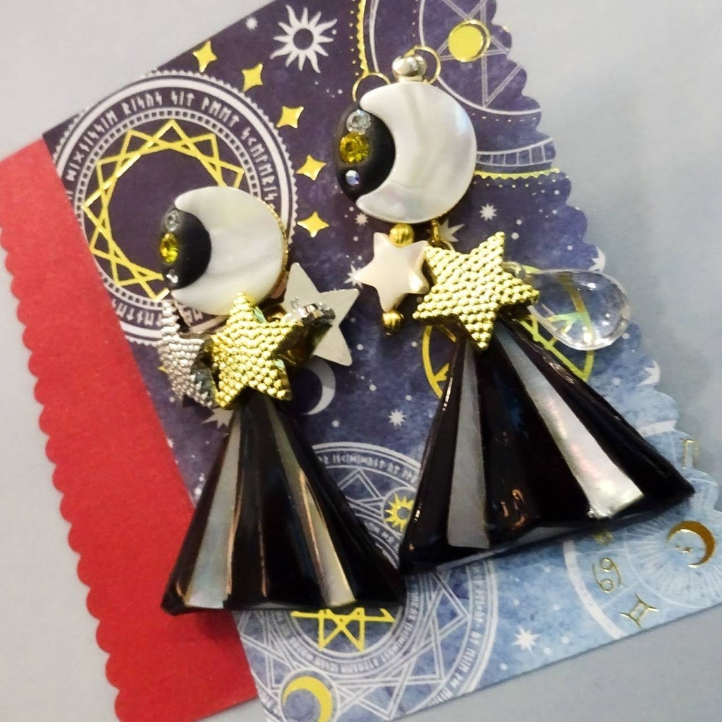 マザーオブパールの月と星のサーカス Blackテント クリスタルクレイとシェルの ピアス イヤリング