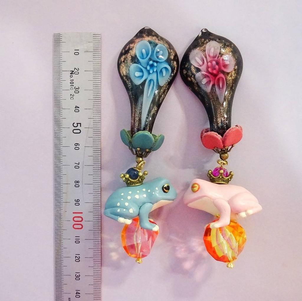 睡蓮の花の下の蛙 カエル ピアス イヤリング かえる 蓮 ハス ガラス ランプワーク